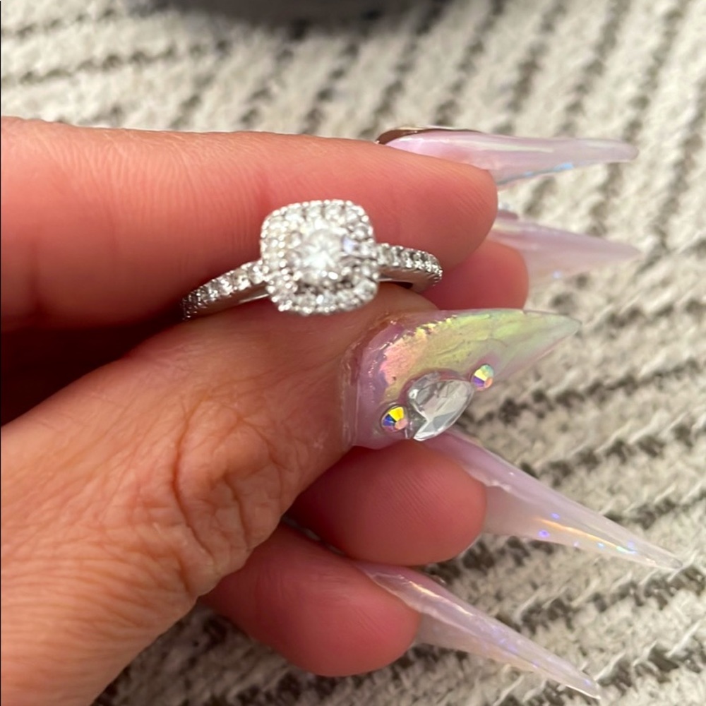 It’s a Vera wang engagement ring. It’s from the love collection. Never worn.